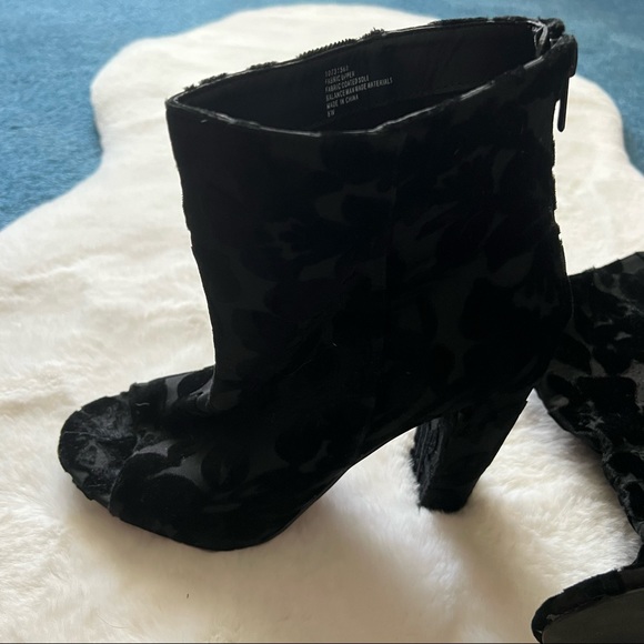 Torrid Black Velvet Floral OpenToe Bootie size 8W - Picture 3 of 11